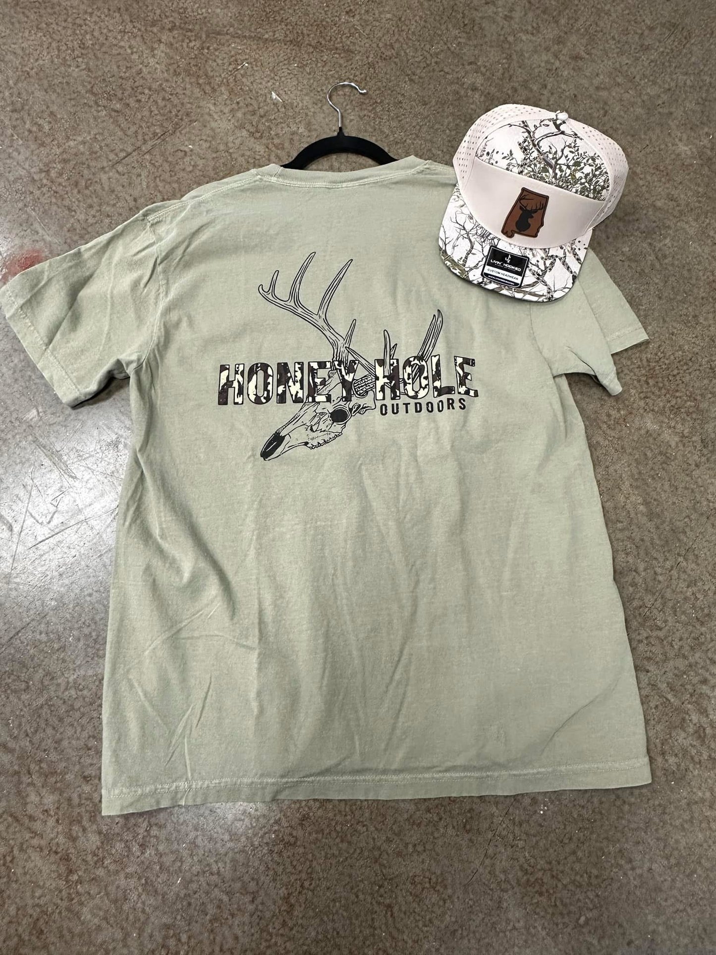 Honey Hole Skull Mount Tee